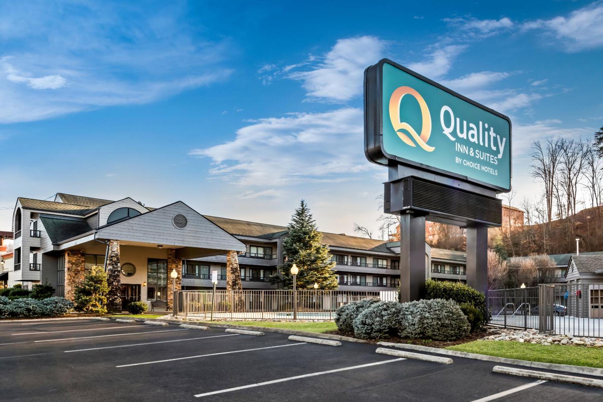Hotel Quality & At Dollywood Lane 2*